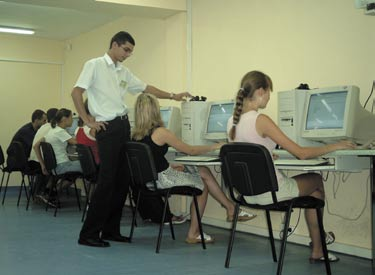 przy ul. Starowiejskiej 22a w Andrychowie z przeznaczeniem na Informatyczne Centrum Edukacyjne (2003 r.