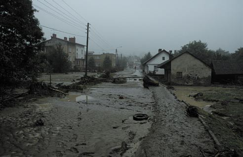 POWÓDŹ W GMINIE ANDRYCHÓW 21 W dniu 24 sierpnia 2005 r. o godz.21.00 ogromny kataklizm dotknął naszą gminę, głównie w miejscowościach Andrychów, Targanice, Sułkowice Łęg i Bolęcina.