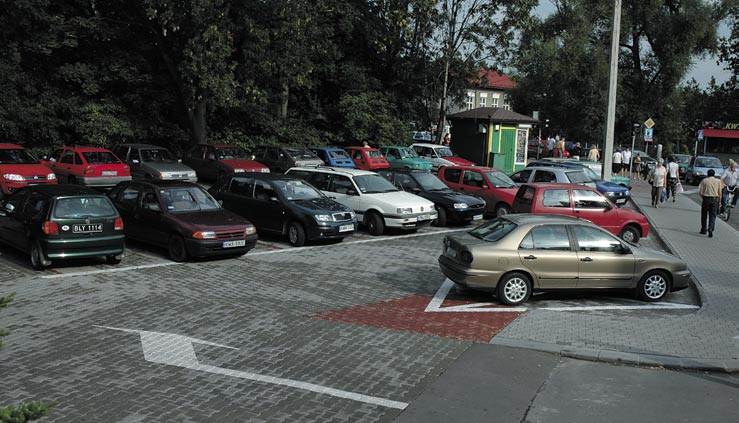 INFRASTRUKTURA DROGOWA INNE INWESTYCJE 9 Budowa parkingu i chodnika koło