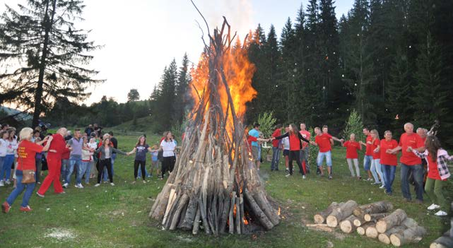 O dată importantă în istoria ansamblului este anul 1908, când un grup coral din Poiana Micului a reprezentat minoritatea poloneză din Bucovina la festivităţile de la Viena în cinstea împăratului