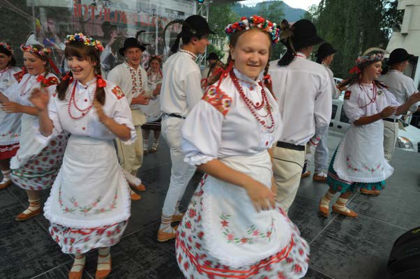 Au trecut decenii până când, în anul 1990, răspunzând invitaţiei la prima ediţie a Întâlnirilor Bucovinene de la Jastrowie Polonia, un grup coral alcătuit din persoane vârstnice condus de Iosif