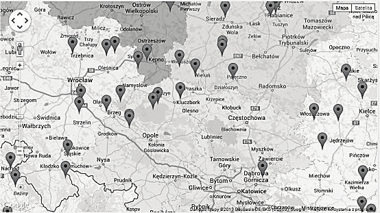 opisanymi przez szerokość i długość geograficzną zgodnie z wzorem ().