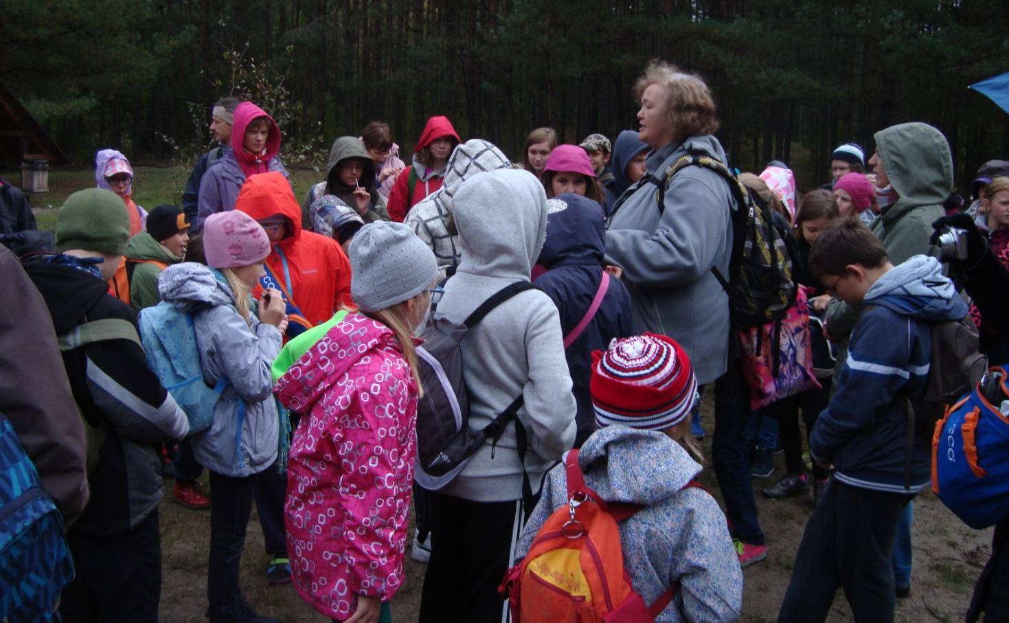 Pani Małgorzata Grudzińska (kierownik rajdu, działaczka PTTK) przedstawia założenia