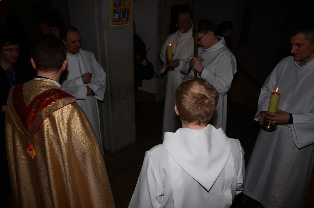 W zakrystii po zakończeniu liturgii Po powrocie do zakrystii wszyscy posługujący zwracają się w stronę krzyża.