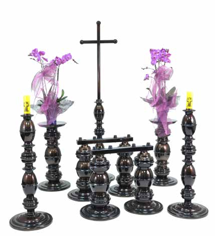 Wyposażenie domu pogrzebowego, kaplicy Kaplica nr. 4 W skład kompletu nr. 4 wchodzą: - dwa świeczniki - dwie podstawy do kwiatów - krzyż - katafalk W skład kompletu nr.