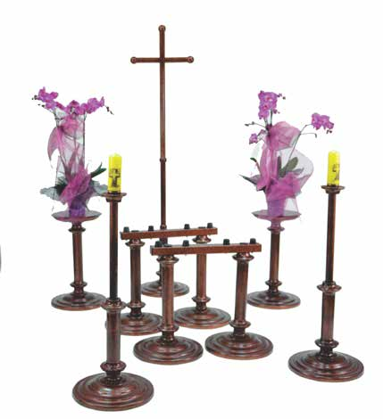 Wyposażenie domu pogrzebowego, kaplicy Kaplica nr. 6 W skład kompletu nr. 6 wchodzą: - dwa świeczniki - dwie podstawy do kwiatów - krzyż - katafalk W skład kompletu nr.