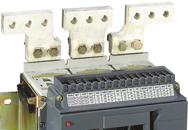 W przypadku aparatów Masterpact NT instalowane są one pionowo, pomiędzy zaciskami przyłączeniowymi.