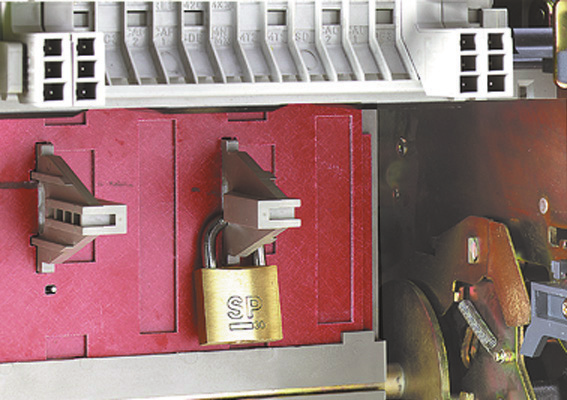 PB100794-48 Przegrody izolacyjne Montowane są w kasecie wyłącznika wysuwnego w celu uniemożliwienia dostępu do rozłączonych styków, gdy wyłącznik jest w pozycji wysuniętej lub testowej (stopień