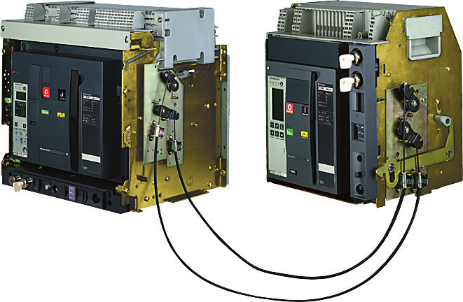 Funkcje i w aêciwoêci Zespoły przełączania zasilania 0 Blokada mechaniczna PB100826-56 Blokada elektryczna dwóch lub trzech aparatów umo liwia realizacj zespo u zdalnego prze àczania zasilania.