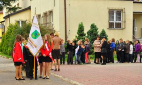 Na koniec mszy wójt gminy Dąbrówka, Tadeusz Bulik wraz ze Stanisławem Wójcikiem Dyrektorem Szkoły Podstawowej w Dąbrówce złożyli piękne kwiaty pod płytą upamiętniającą chrzest naszego patrona szkoły.