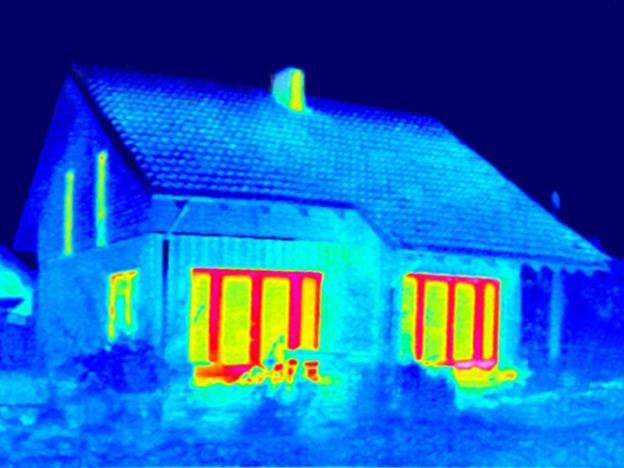 Wpływ ocieplenia domu na koszty ogrzewania Dom energooszczędny Dom tradycyjny