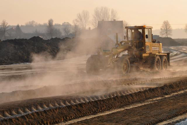 Ulepszanie / uzdatnianie Efekt natychmiastowy - osuszenie gruntu CaO + H2O Ca(OH)2 + ciepło Aeracja gruntu