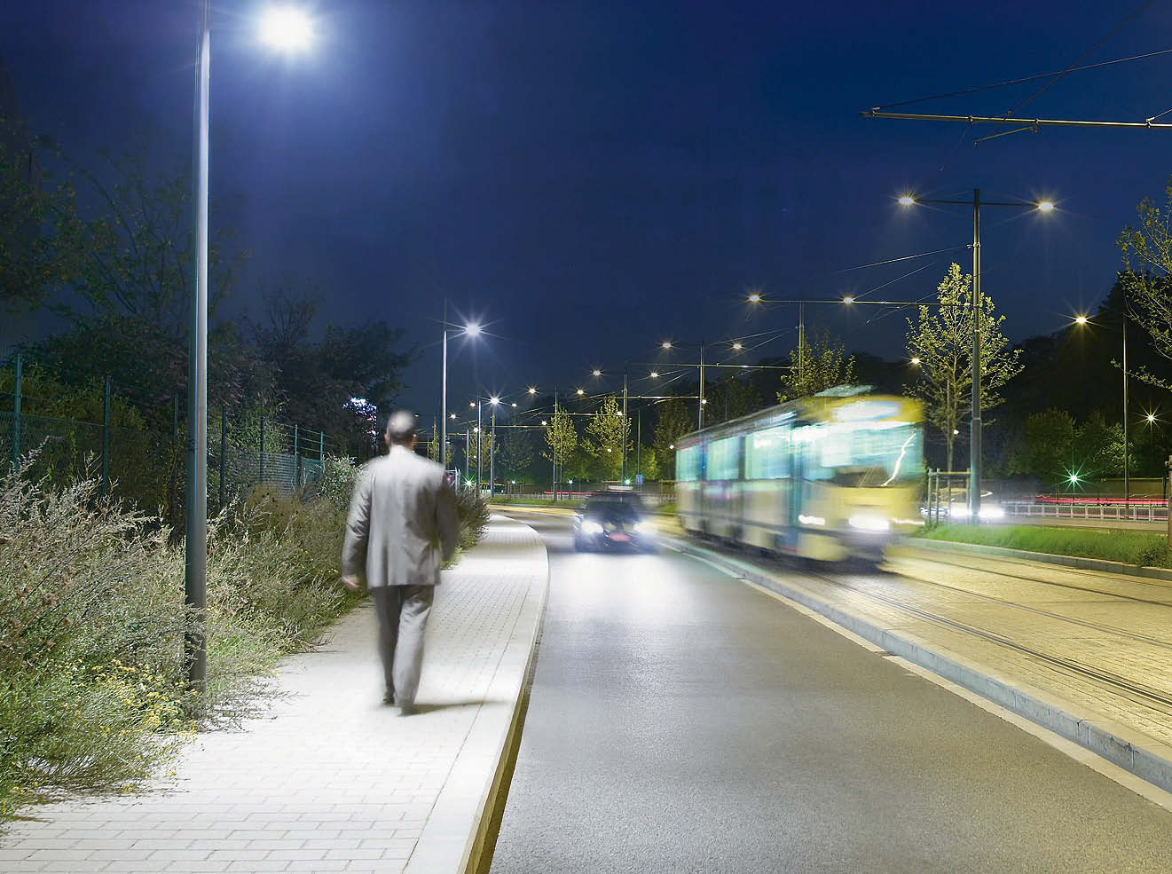 ClearWay Spis treści ClearWay ekonomiczna oprawa LED o wysokich parametrach świetlnych Wydajność, niezawodność i prostota w ekonomicznej