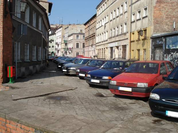 Dziedzictwo UNESCO i wszechobecne samochody ul. Wielkie Garbary (po lewej) i ul.