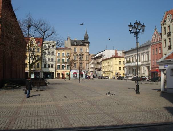 Rynek Nowomiejski (po lewej) - zagospodarowane a jednak niefunkcjonujące zgodnie z pokładanymi nadziejami wnętrze urbanistyczne oraz obszar przy Krzywej Wieży (po prawej) kolejny przykład