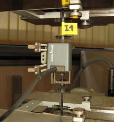 MapeGrid G220 glass grid: a) detail (horizontal fibres are longitudinal), b) type I specimens tensile tests, c) typical failure mode observed for type II specimens Właściwości mechaniczne przy