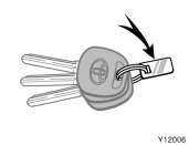 Immobilizer (elektroniczna blokada silnika) W celu dorobienia w Autoryzowanej Stacji Dealerskiej Toyoty nowego kluczyka z wbudowanym mikronadajnikiem, konieczny jest numer kluczyka i g ówny kluczyk.