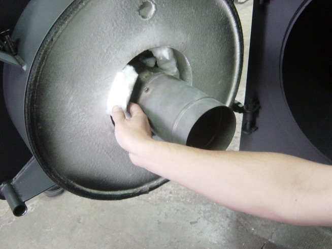 Patrz instrukcja dostarczona z palnikiem. Podłączenie oleju lub gazu Po zamontowaniu palnika umieścić izolację palnika dostarczoną z kotłem.
