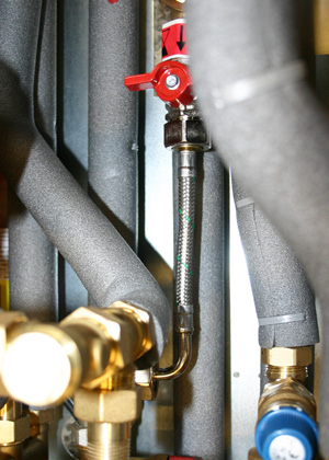 Utworzyć system napełniania wodą, pokazany na zdjęciu 3, poprzez wymontowanie korków A i B (zdjęcie 2) i zamontowanie elastycznego przewodu, jak pokazano na zdjęciu 3.