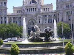 nowoczesna metropolia, jedna z największych w Unii Europejskiej. Stanowi centrum polityczne, biznesowe i kulturalne Hiszpanii, jest także siedzibą wielu międzynarodowych instytucji.
