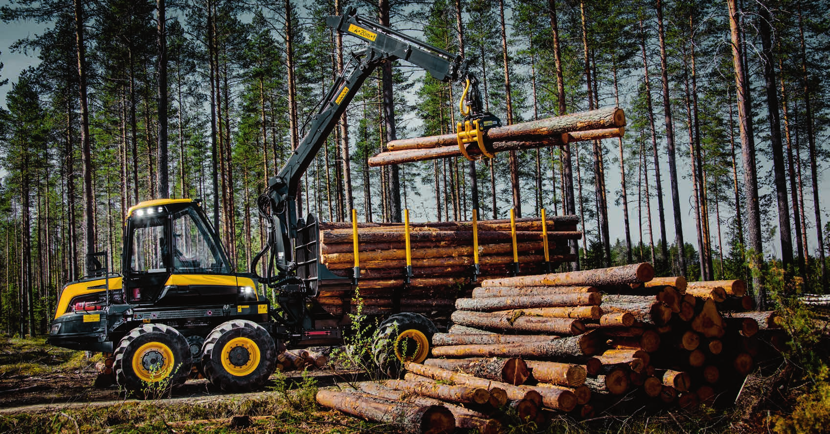 SIŁA I ZWINNOŚĆ W TRUDNYCH WARUNKACH PONSSE Wisent to wszechstronny forwarder doskonale nadający się do wszystkich prac, od trzebieży do zrębów