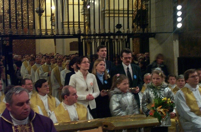 prowadzona przez ceremoniarza rusza, gdy wstanie GC na początku są zanoszone kwiaty i inne dary.