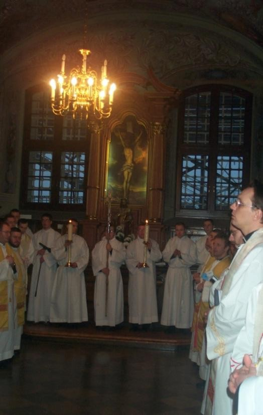 W zakrystii po zakończeniu liturgii Służba liturgiczna i kapłani ustawiają się po liturgii w górnej zakrystii jak na zdjęciu Po powrocie usługujących do zakrystii wszyscy zwracają się w stronę krzyża.