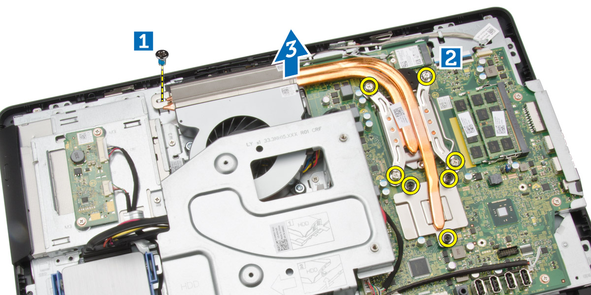 Instalowanie radiatora 1. Dopasuj radiator do płyty systemowej. Wkręć śruby, aby zamocować radiator do komputera. 2. Zainstaluj następujące elementy: a. osłona płyty systemowej b. pokrywa tylna c.