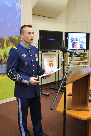 Poručíci Maxime Brackenier a Thomas Fauvelliére počas pobytu na AOS absolvujú teoreticko-odbornú prípravu s učiteľmi Katedry spoločenských vied a jazykov, vzdelávať sa budú v operačnom a plánovacom