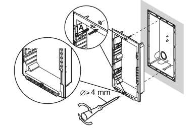 INSTALACJA Moduł wywołania Nr Ref. 1082/13 moŝe być instalowany sam lub razem z modułem kamery, przy wykorzystaniu 2 lub 3 modułowej obudowy i ramki.