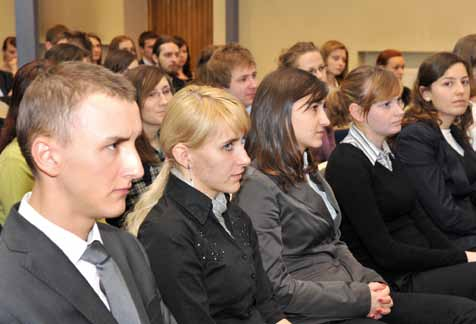 10 11 Każdy Kandydat na studia I stopnia ma możliwość wskazania oprócz kierunku podstawowego kierunku alternatywnego, prowadzonego na tym samym wydziale, na który może zostać przyjęty, gdy uzyskana w