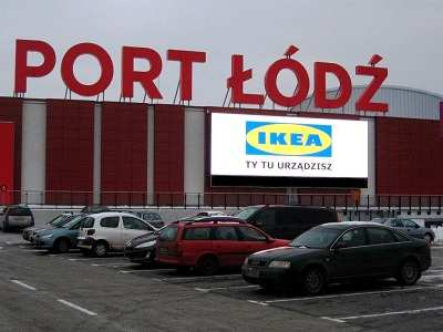 Łódź, Pabianicka 245 C.H. Port Łódź - Ikea Ekran zainstalowany na elewacji centrum handlowego Port Łódź, widoczny dla kierowców jadących ul. Pabianicką w obu kierunkach.