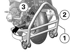 z Obsługa Podstawka montażowa Zakładanie podstawki montażowej w przypadku szerokiej tylnej opony Warunek: Motocykl stoi na podpórce bocznej. Motocykl wyposażony jest w szeroką tylną oponę.