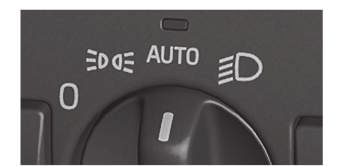 Włączanie/wyłączanie Funkcję AHB można aktywować, gdy pokrętło przełącznika świateł znajduje się w położeniu (pod warunkiem, że funkcja nie została wyłączona w menu MY CAR), patrz MY CAR (Str. 120).