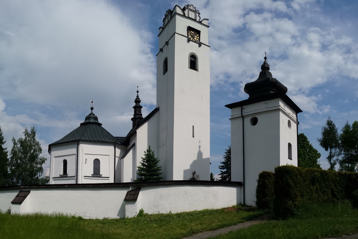 Rysunek 6. Wczesnogotycki kościół św. Sebastiana we Frydmanie, fot. Jakub Kliszcz 2.8.6. Turystyka wodna Jezioro Czorsztyńskie jest obok rzeki Dunajec głównym filarem, na którym opiera się turystyka wodna całego regionu Podtatrza.