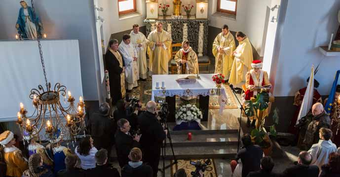 dr. Stanisława Kucharka. W homilii, wygłoszonej w wypełnionym Cacica și altele precum și locuitorii Cârlibabei cu care am reușit să vorbim.