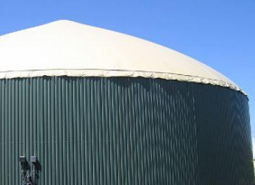 Po lewej: Typowa komora fermentacyjna stosowana w Niemieckich biogazowniach rolniczych, w których obornik i rośliny energetycznye wykorzystywane są do produkcji energii.