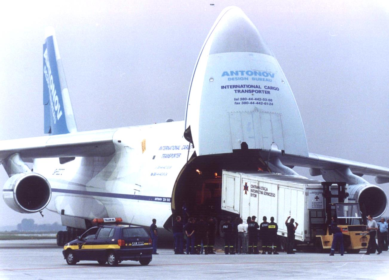 Ogromny transportowy Antonow, którym przetransportowano polskich