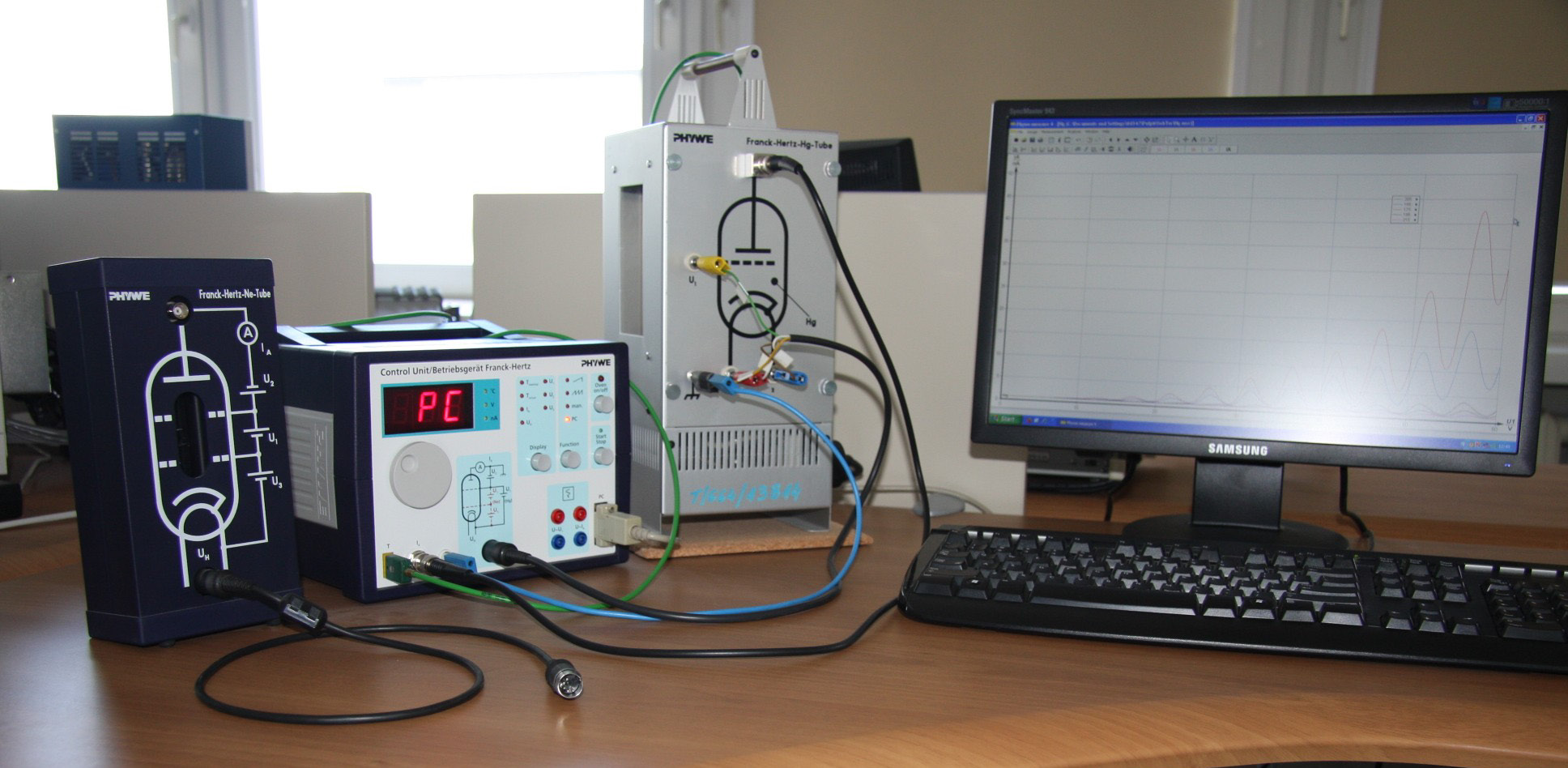 Konfiguracje elektronowe i poziomy energetyczne rtęci i neonu. 8.