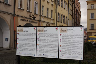 Bankowa, Parku Zdrojowym wejście do Term Cieplickich, Muzeum Dom Gerharta Hauptmanna" w Jagniątkowie, Skansenie Uzbrojenia Wojska Polskiego Muzeum Militariów ul. Sudecka.