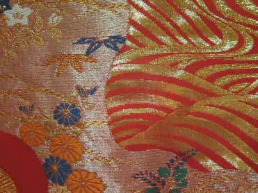 Włókiennictwo w Japonii Początki włókiennictwa w Japonii nie są dokładnie znane, można natomiast przyjąć, że Japończycy używali tkanin w życiu codziennym już w IV-III w. p.n.e., czyli w okresie, w którym zaczęło rozwijać się rolnictwo.