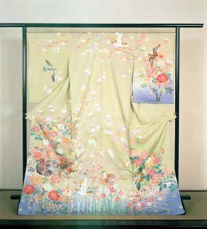 Kimono barwione metodą yuzen-zome skie kimona i materiały używane do pakowania podarunków barwione tą metodą cieszą się dużą popularnością.