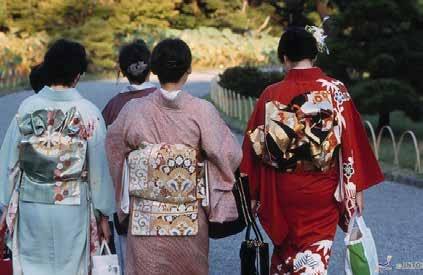 Kimono Kimono jest tradycyjnym japońskim strojem. Przez wieki jego wygląd ulegał pewnym zmianom i wpływom zewnętrznym, przede wszystkim chińskim i koreańskim.