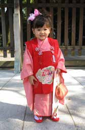 Z kolei wiosną i latem zakłada się lżejsze kimona bez podszewek hitoe. Także wzory tkanin są różne w zależności od pory roku. Na przykład częstym motywem na wiosennych kimonach jest kwiat wiśni.