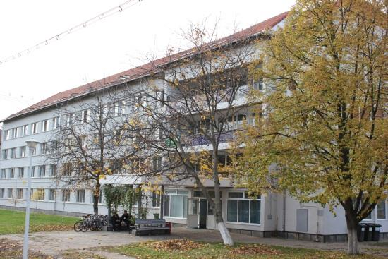 SERVICII PUSE LA DISPOZIŢIE DE UNIVERSITATE Căminele studenţeşti Cazarea pentru o parte din studenţii universităţii noastre este asigurată în spaţiile destinate acestui scop.