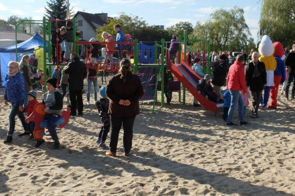 Hop na plac zabaw na Przylesiu Z nowoczesnego, kolorowego i bezpiecznego placu zabaw cieszą się dzieci i młodzież osiedla Przylesie.