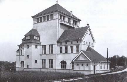 Jeleniej Góry (1922). Budynek o ciekawej architekturze, złożony z kilku różnych części o różnej wysokości.