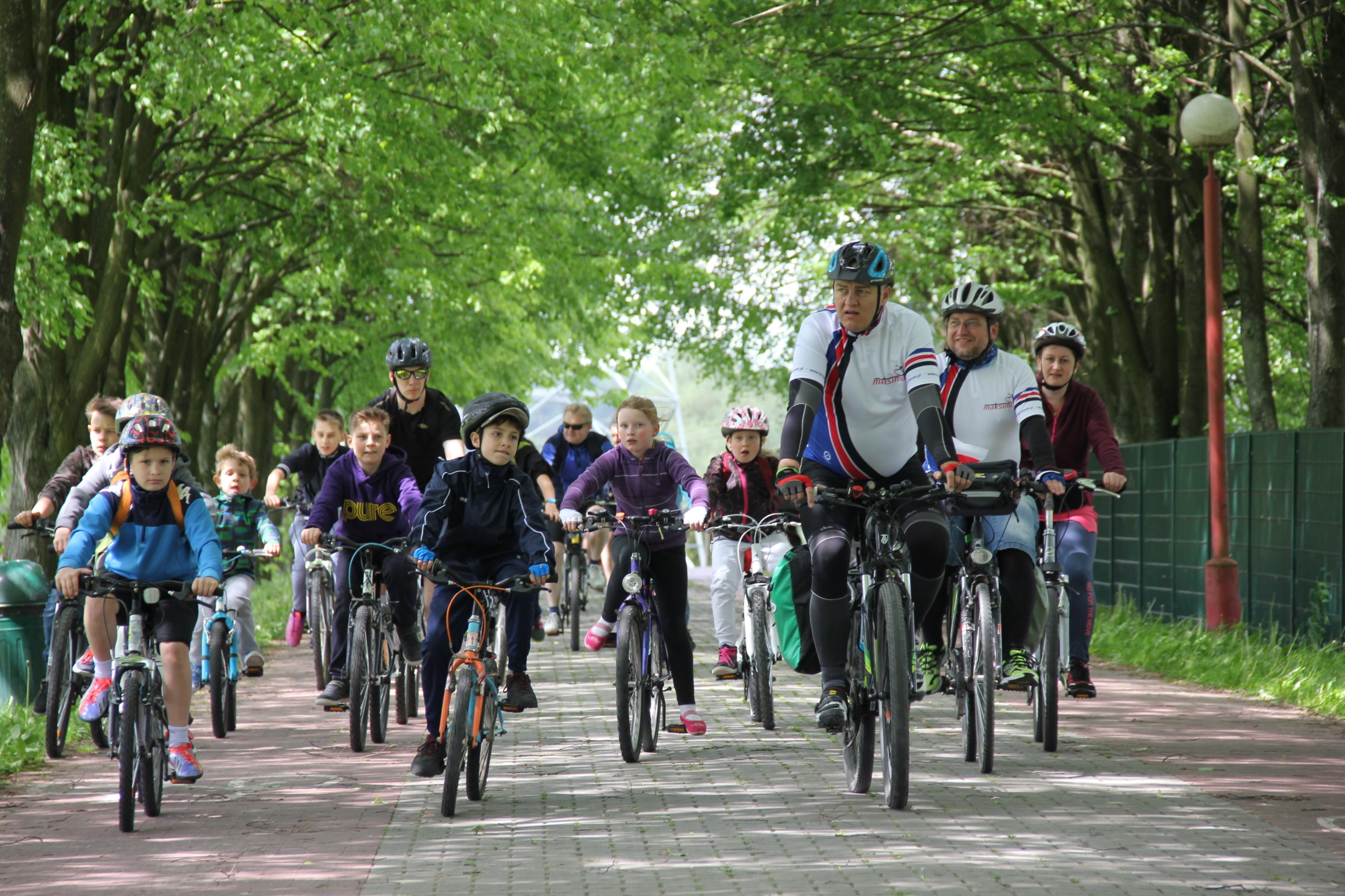 Lublin z Rodziną 6. Rodzinny Rajd Rowerowy W południe, 15 maja br., przy słonecznej pogodzie, wyruszył 6. Rodzinny Rajd Rowerowy. Ponad 150 rowerzystów skierowało się trzema trasami nad Zalew Zemborzycki, gdzie w Ośrodku MOSiR Bystrzyca Słoneczny Wrotków odbył się festyn rodzinnym.