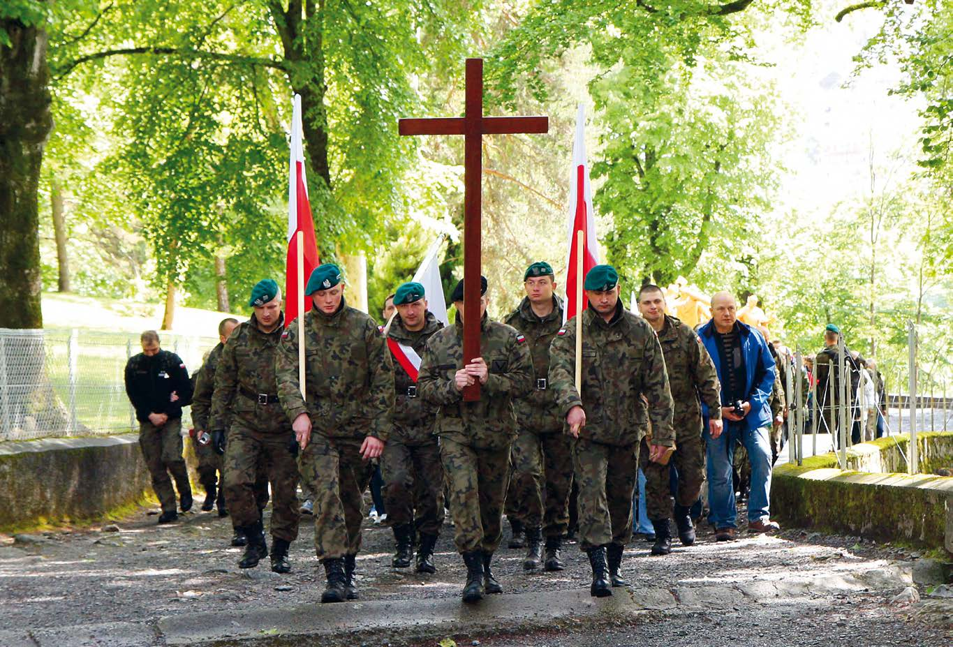 Maj Uczestnicy Międzynarodowej Pielgrzymki Żołnierzy do Lourdes podczas nabożeństwa Drogi Krzyżowej Dzień Matki 5 Ireny Hilarego Pankracego Dominika 1 Celestyna Piotra Filipa Pauliny Filipa Jakuba