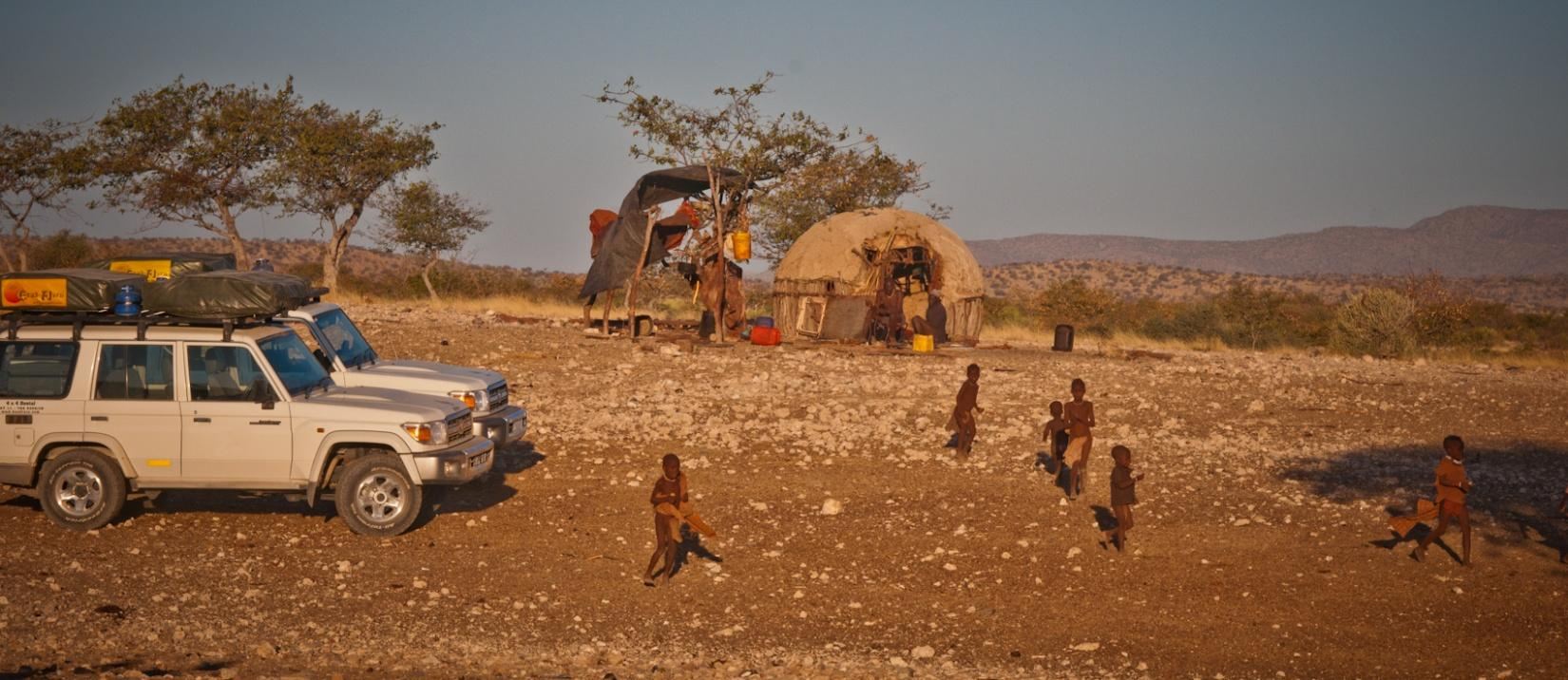 dotrzeć do wiosek Himba, nie będącymi wioskami pokazowymi dla turystów.